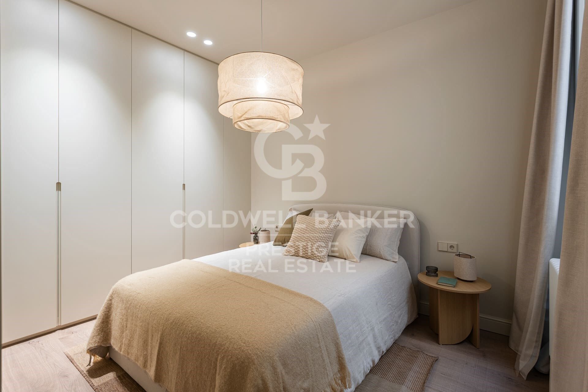 En venta piso reformado con terraza en Eixample Derecho, Cuadrado de Oro