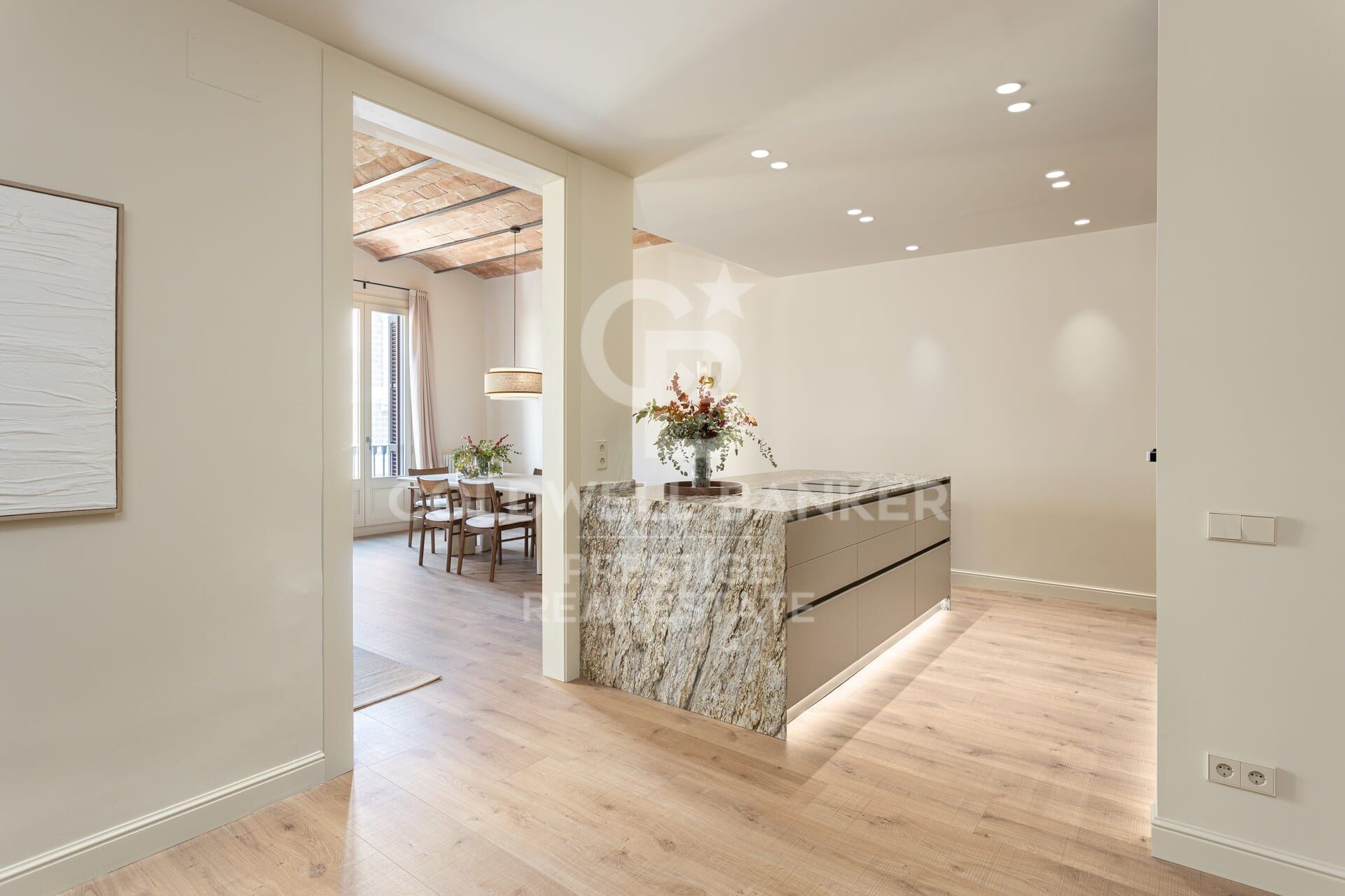 For sale: renovated apartment with terrace in Eixample Derecho, Cuadrado de Oro