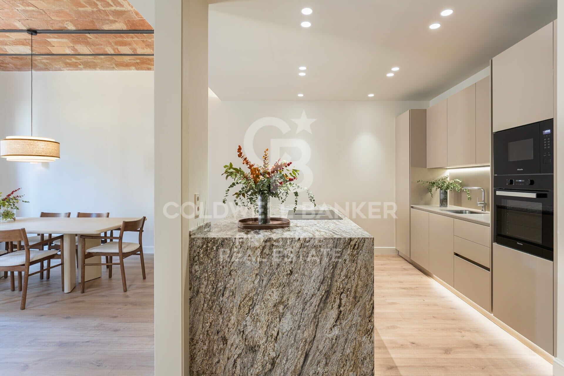 En venta piso reformado con terraza en Eixample Derecho, Cuadrado de Oro