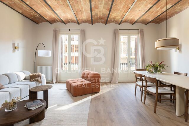 For sale: renovated apartment with terrace in Eixample Derecho, Cuadrado de Oro