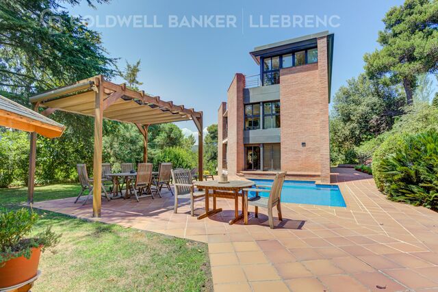 Preciosa casa en venta en Vallvidrera con jardín y piscina