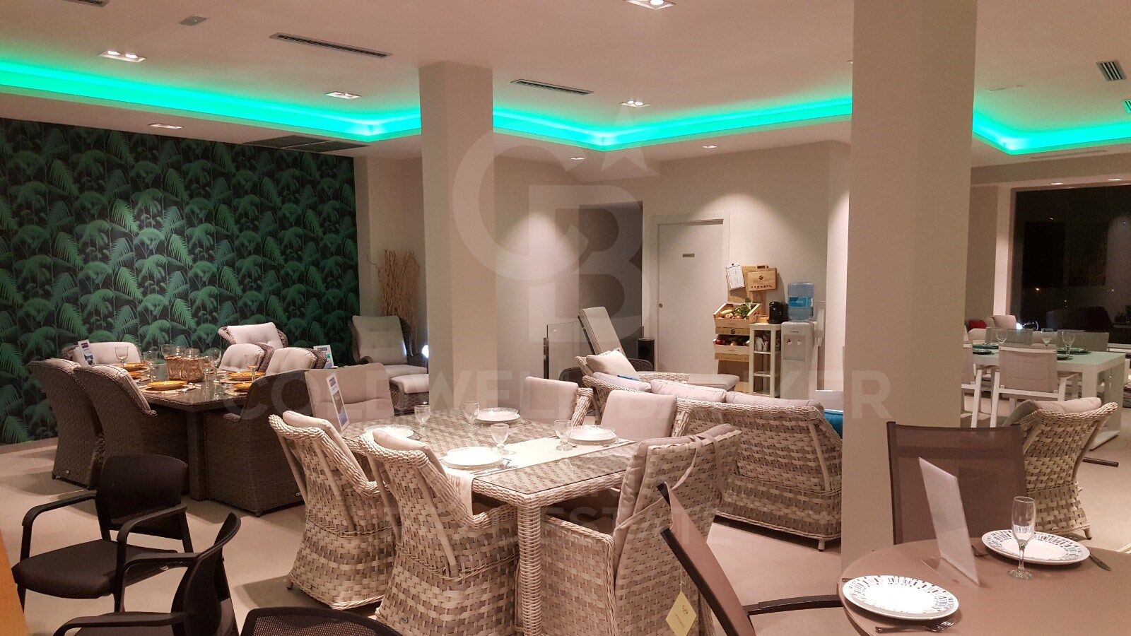Local comercial en venta en Jávea - Zona estratégica cerca de la Clínica San Carlos y la playa del Arenal