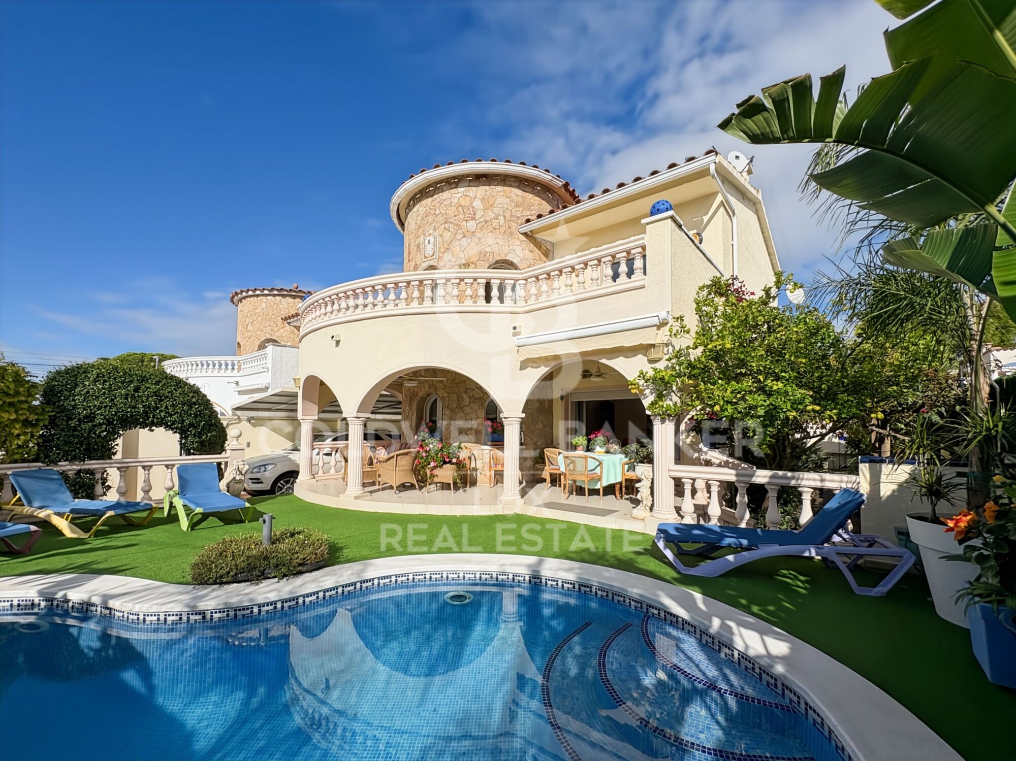 House for sale in Empuriabrava, high standing, with garage and pool
