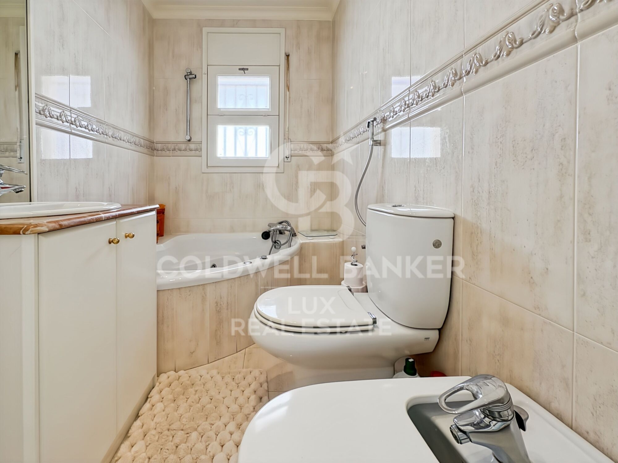 House for sale in Empuriabrava, high standing, with garage and pool