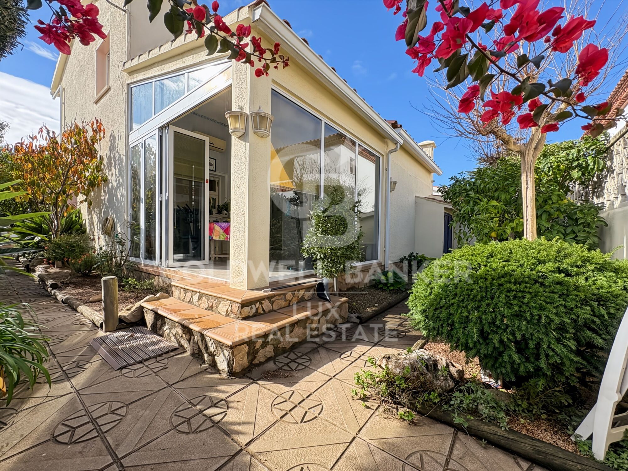 House for sale in Empuriabrava, high standing, with garage and pool