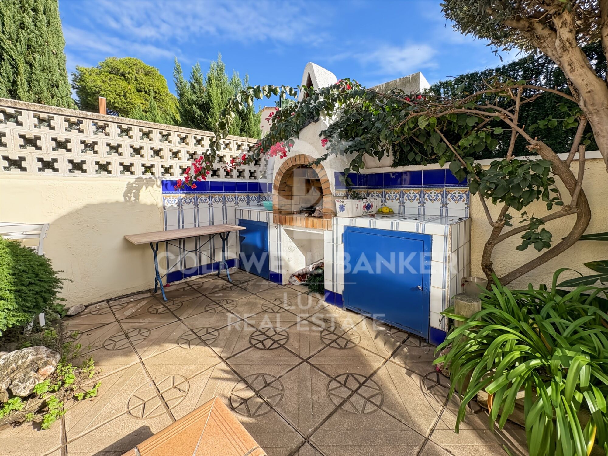 House for sale in Empuriabrava, high standing, with garage and pool