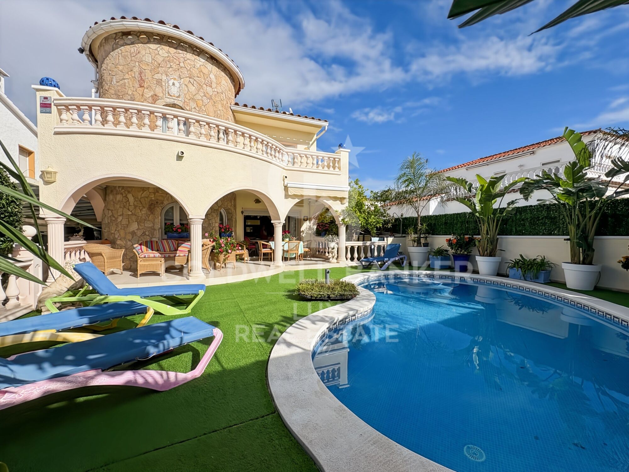 House for sale in Empuriabrava, high standing, with garage and pool