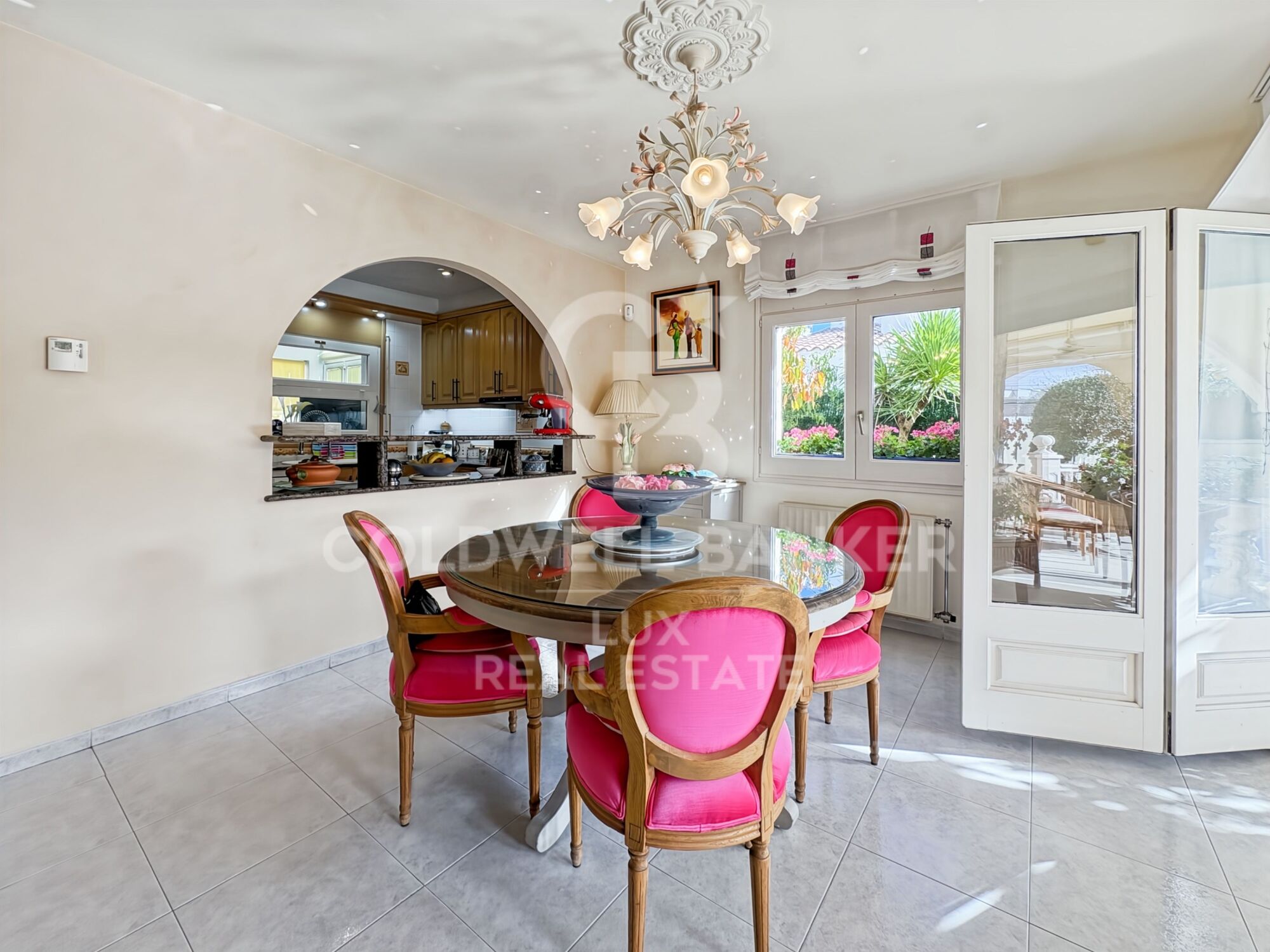House for sale in Empuriabrava, high standing, with garage and pool