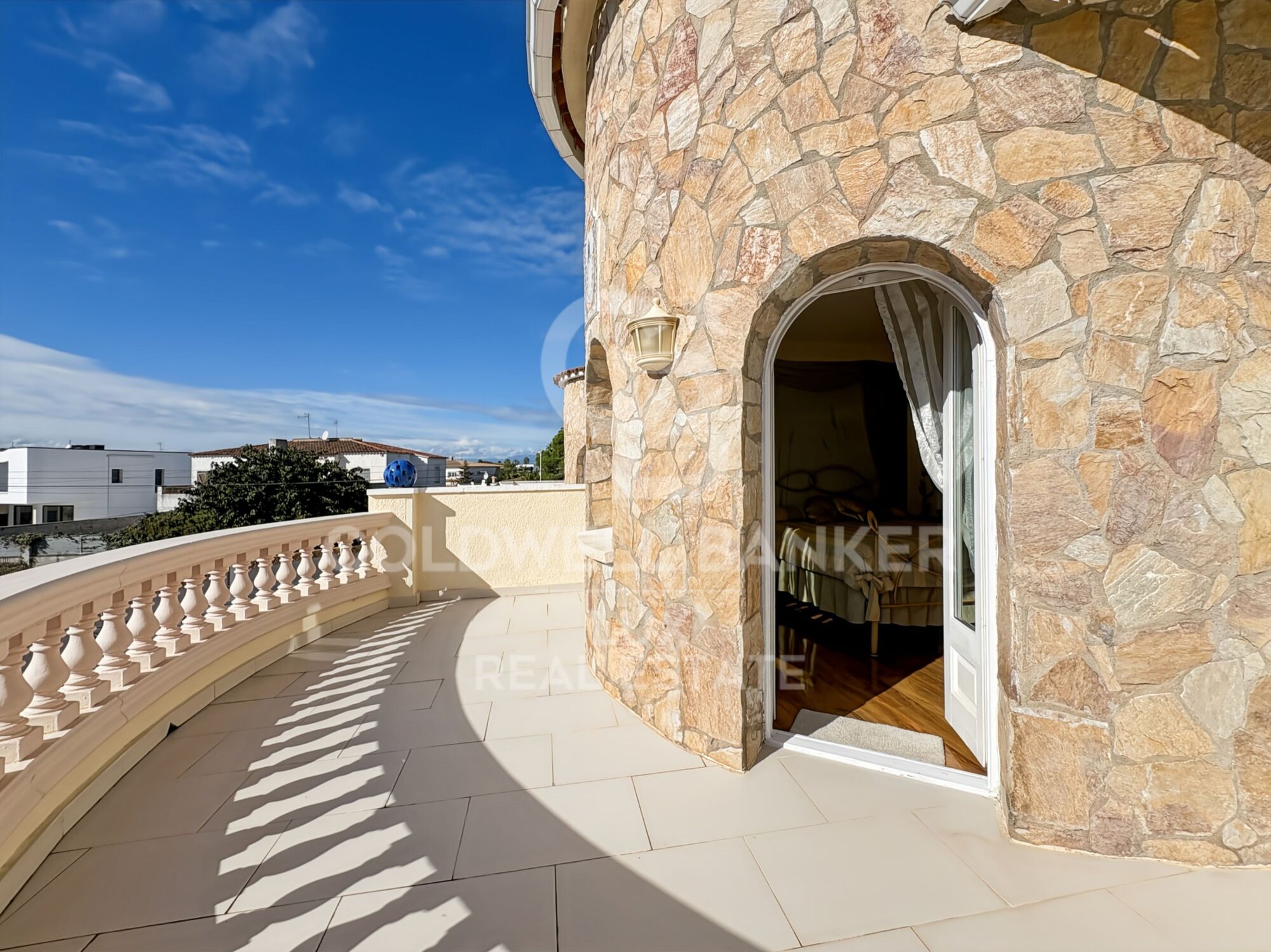House for sale in Empuriabrava, high standing, with garage and pool