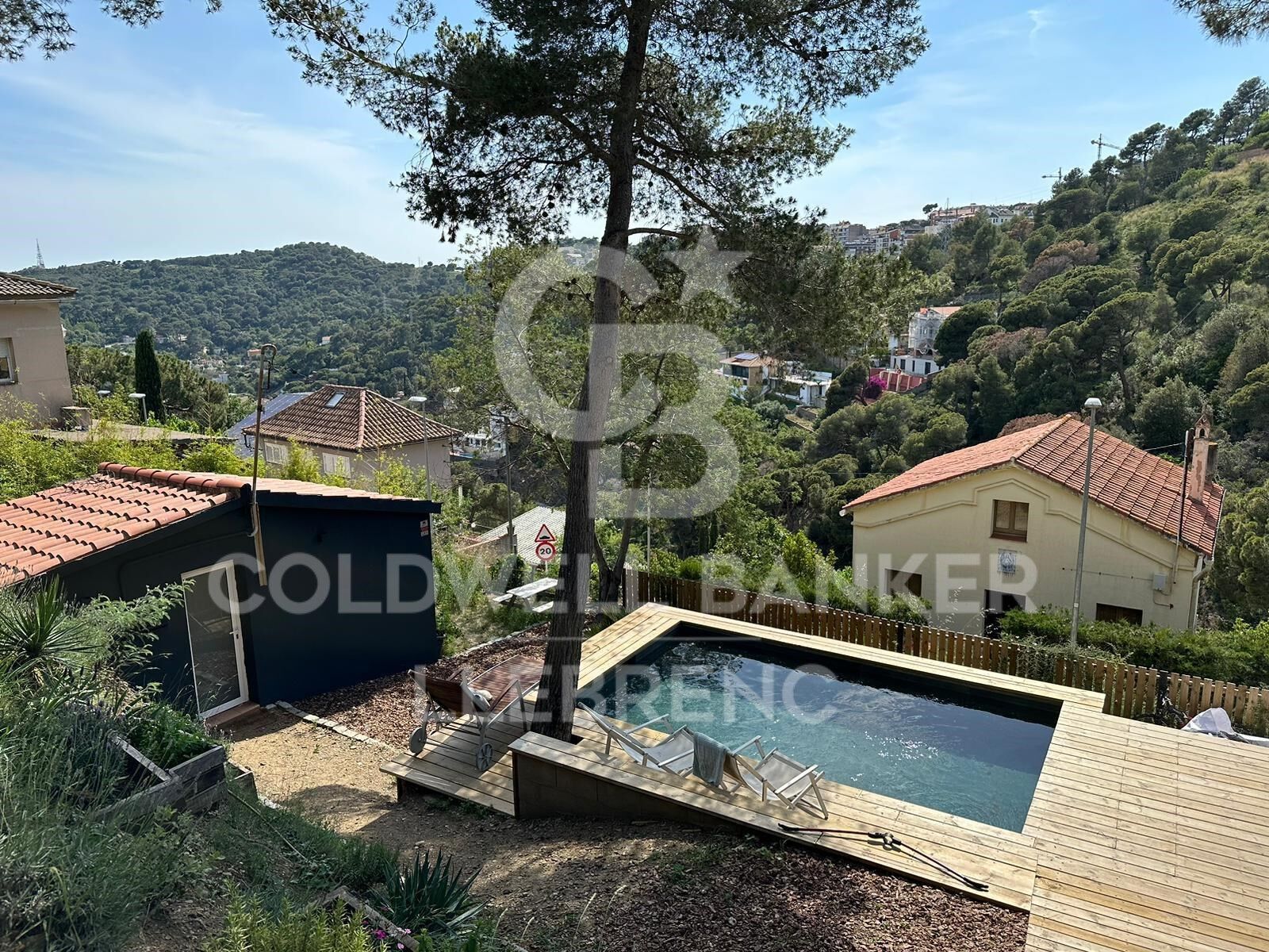 Preciosa casa de madera con piscina y vistas parciales a Barcelona
