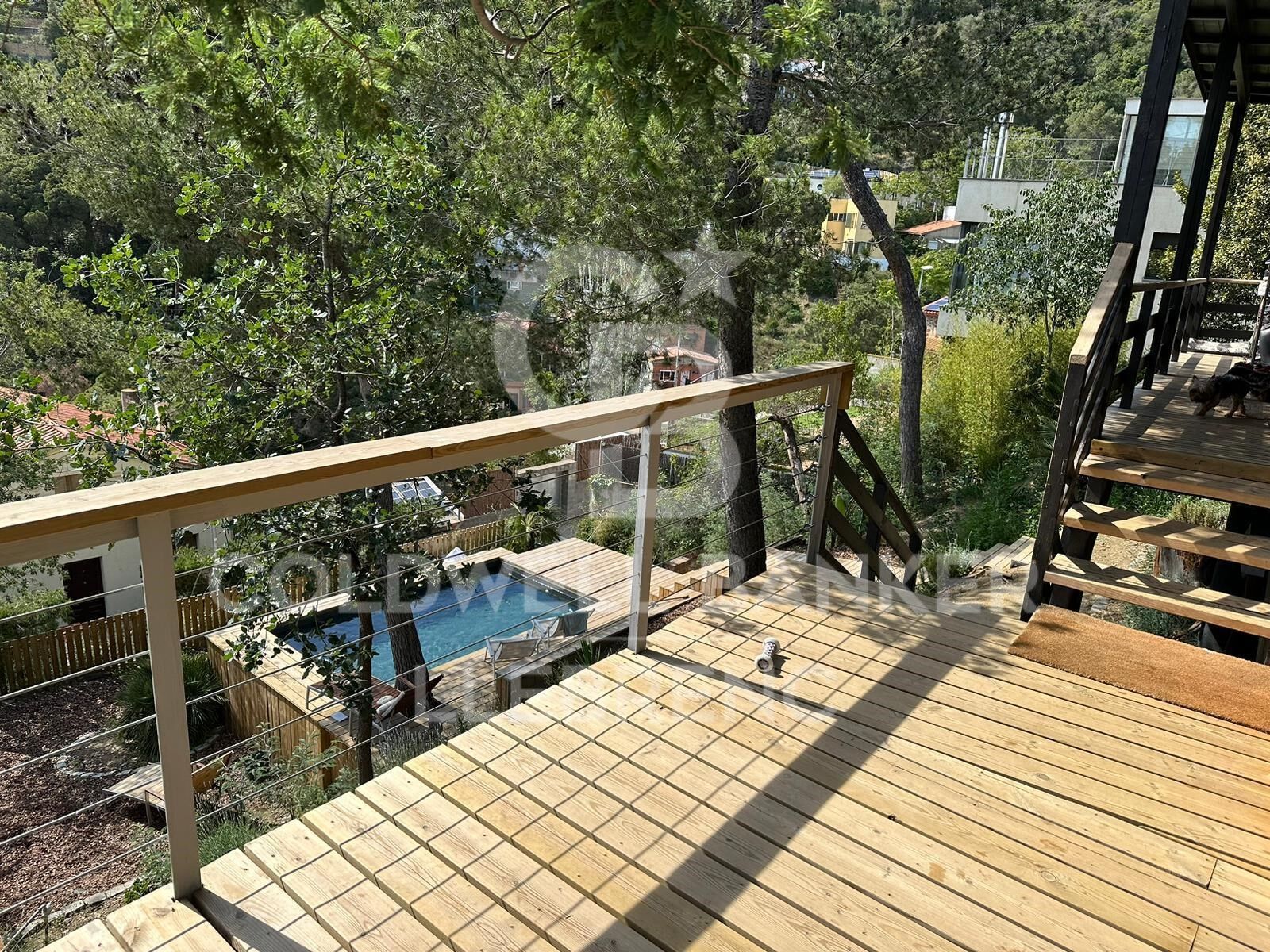Preciosa casa de madera con piscina y vistas parciales a Barcelona