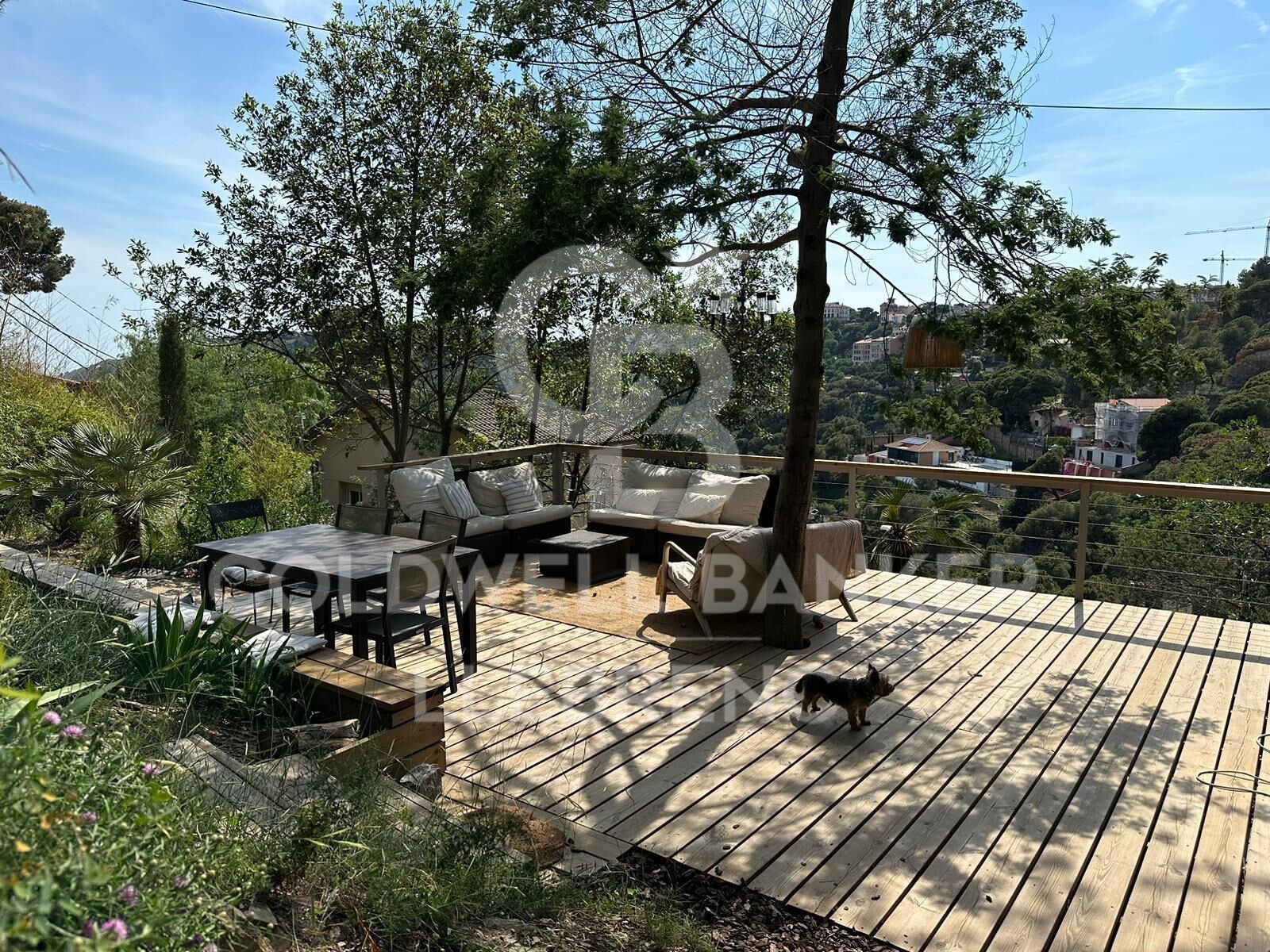 Belle maison en bois avec piscine et vue partielle sur Barcelone