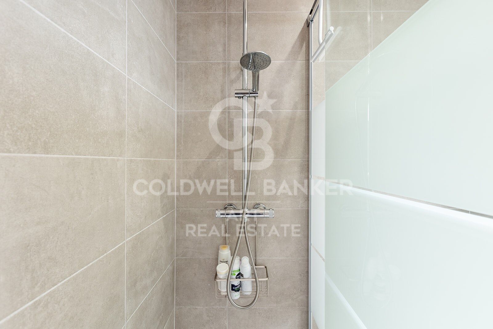 Elegante Erdgeschosswohnung mit privatem Garten in Estepona