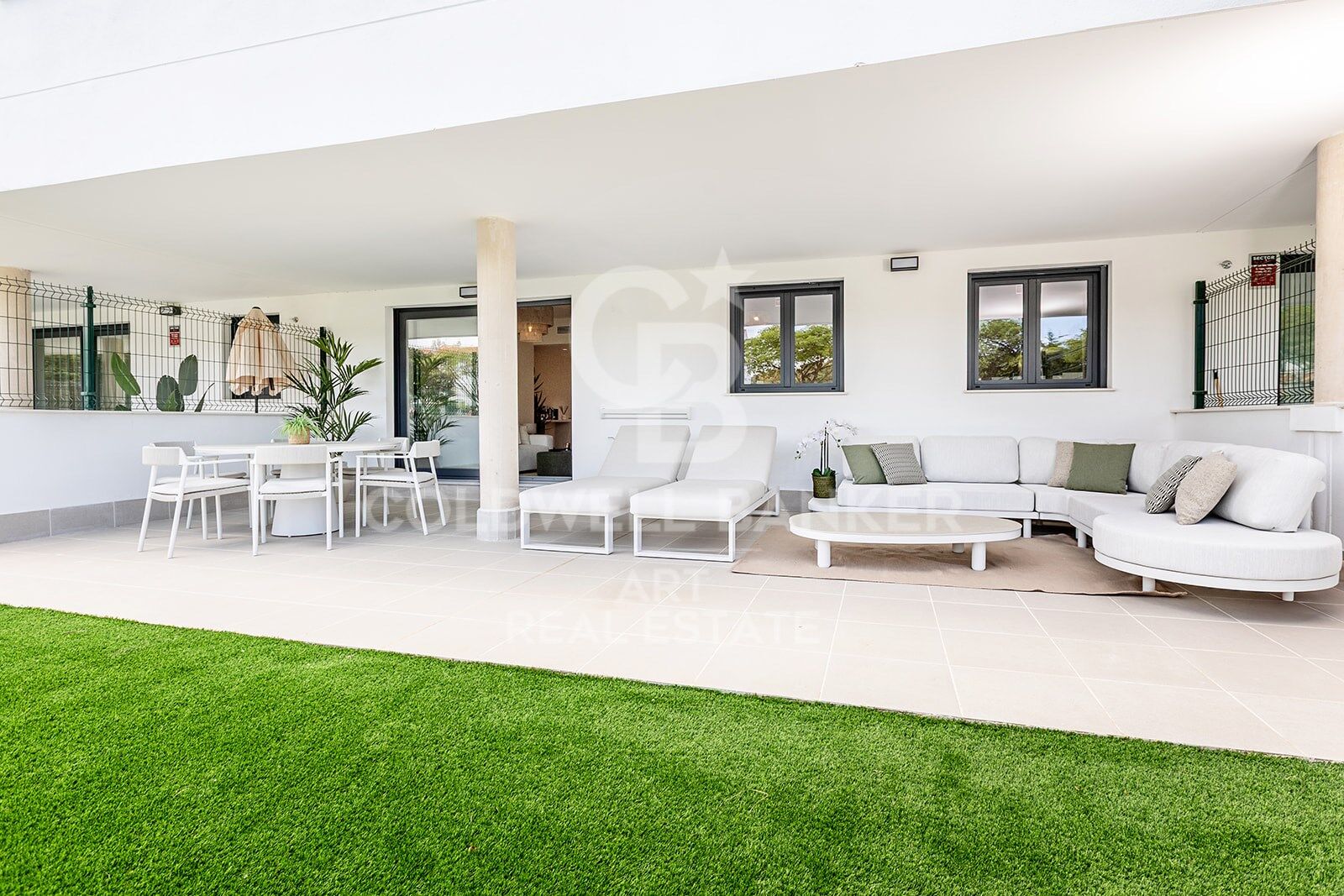 Elegante apartamento en planta baja con jardín privado en Estepona