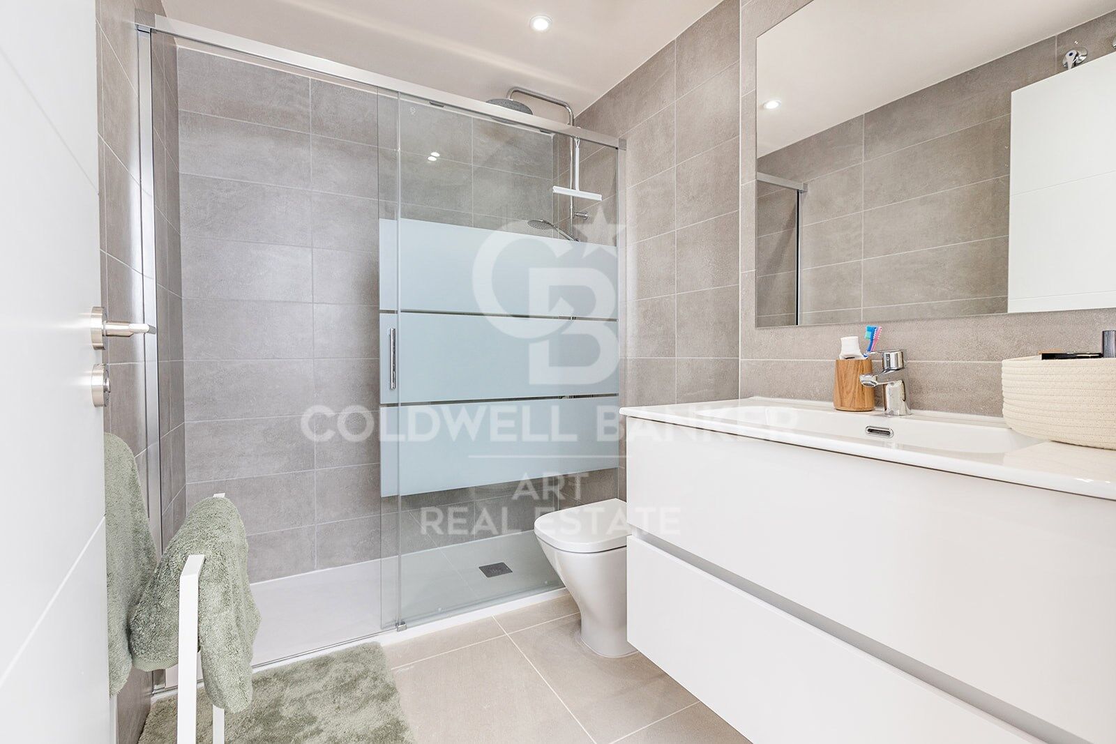 Elegant Ground Floor Apartment with Private Garden in Estepona
