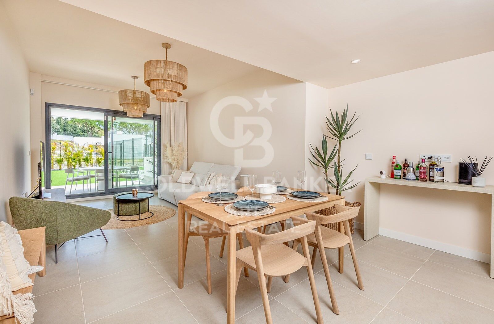 Elegante Erdgeschosswohnung mit privatem Garten in Estepona