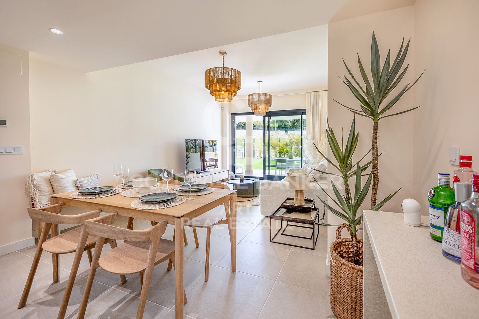 Elegante Erdgeschosswohnung mit privatem Garten in Estepona