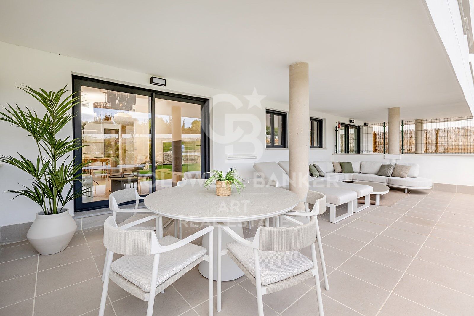 Elegante apartamento en planta baja con jardín privado en Estepona