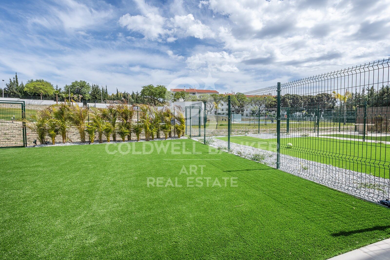 Elegante Erdgeschosswohnung mit privatem Garten in Estepona