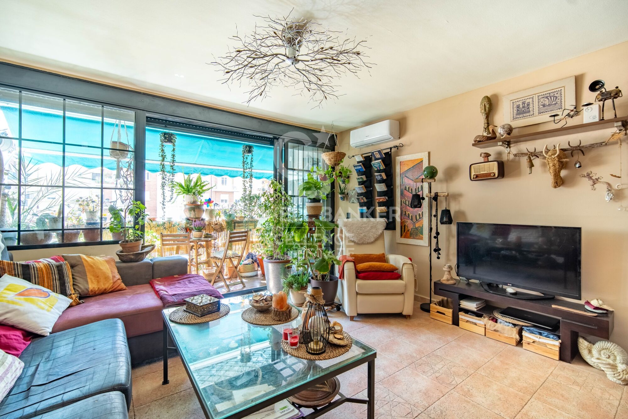 Dúplex con diseño contemporáneo y esencia mediterránea en Juan Llorens.