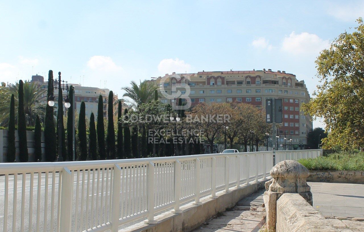 Dúplex con diseño contemporáneo y esencia mediterránea en Juan Llorens.