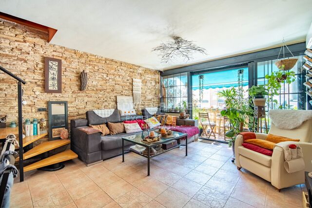 Duplex au design contemporain et à l'essence méditerranéenne à Juan Llorens