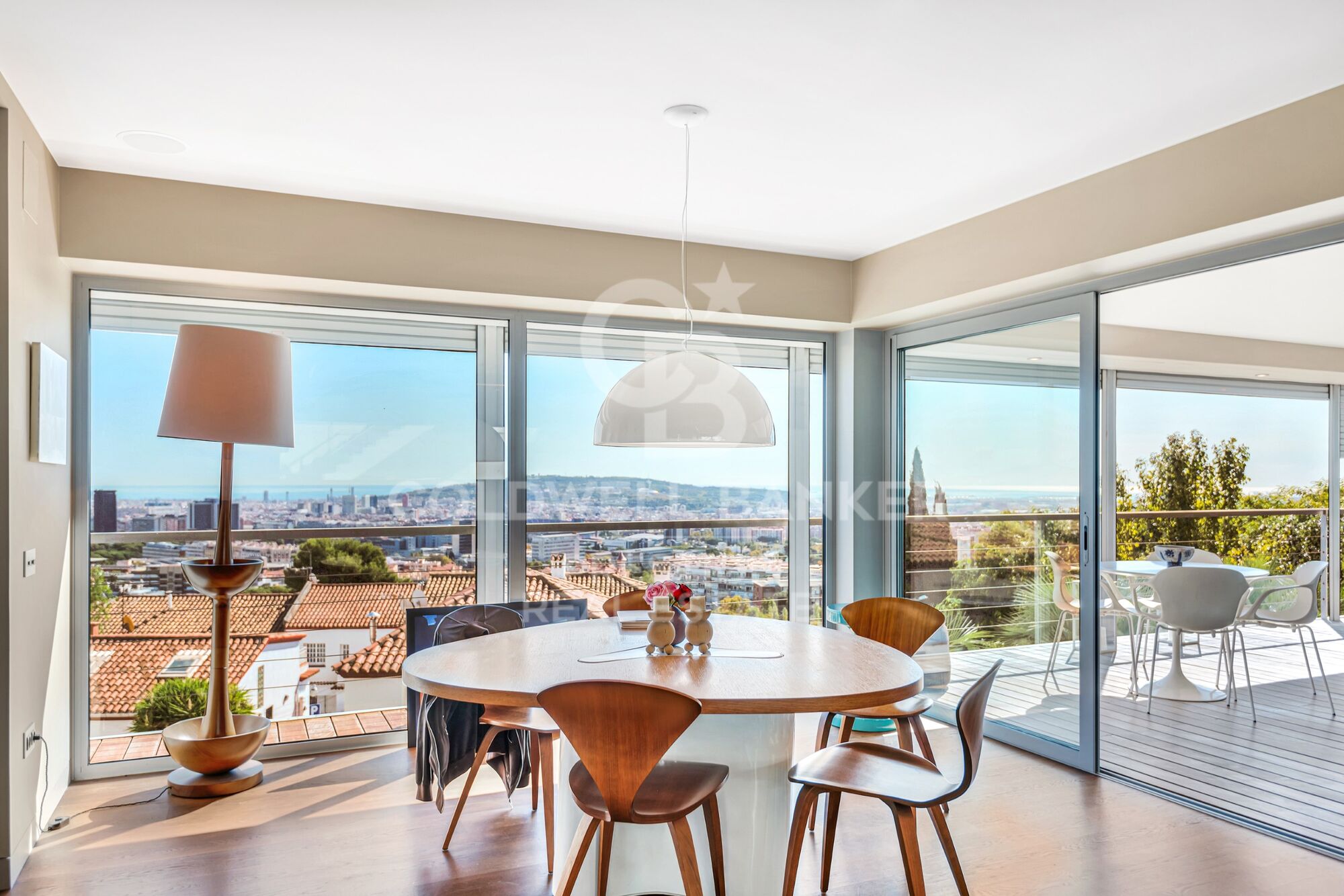 Luxury home for sale with fantastic views over the city