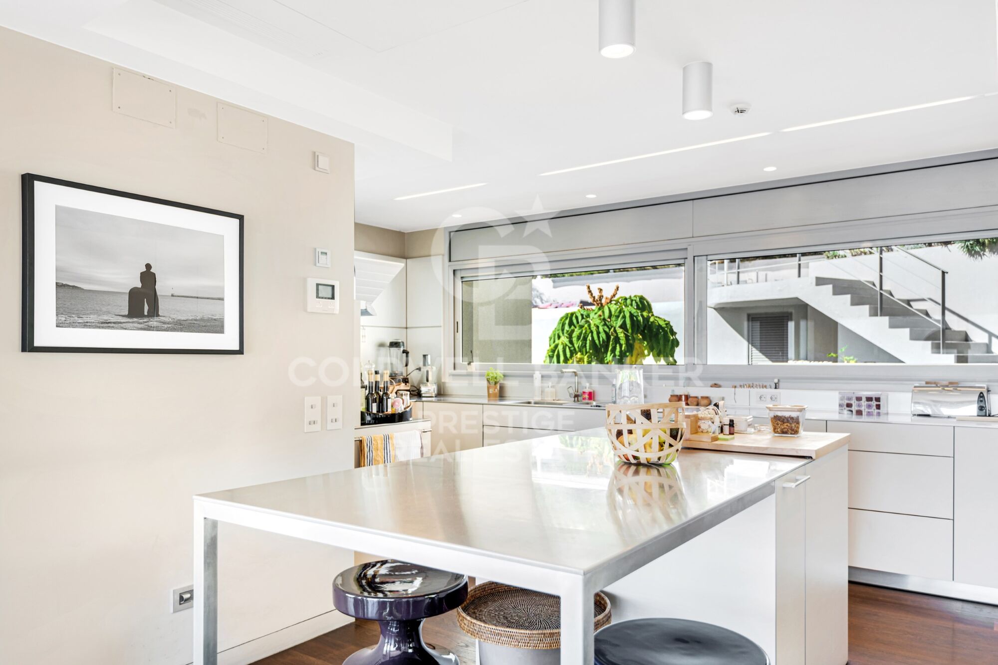 Luxury home for sale with fantastic views over the city