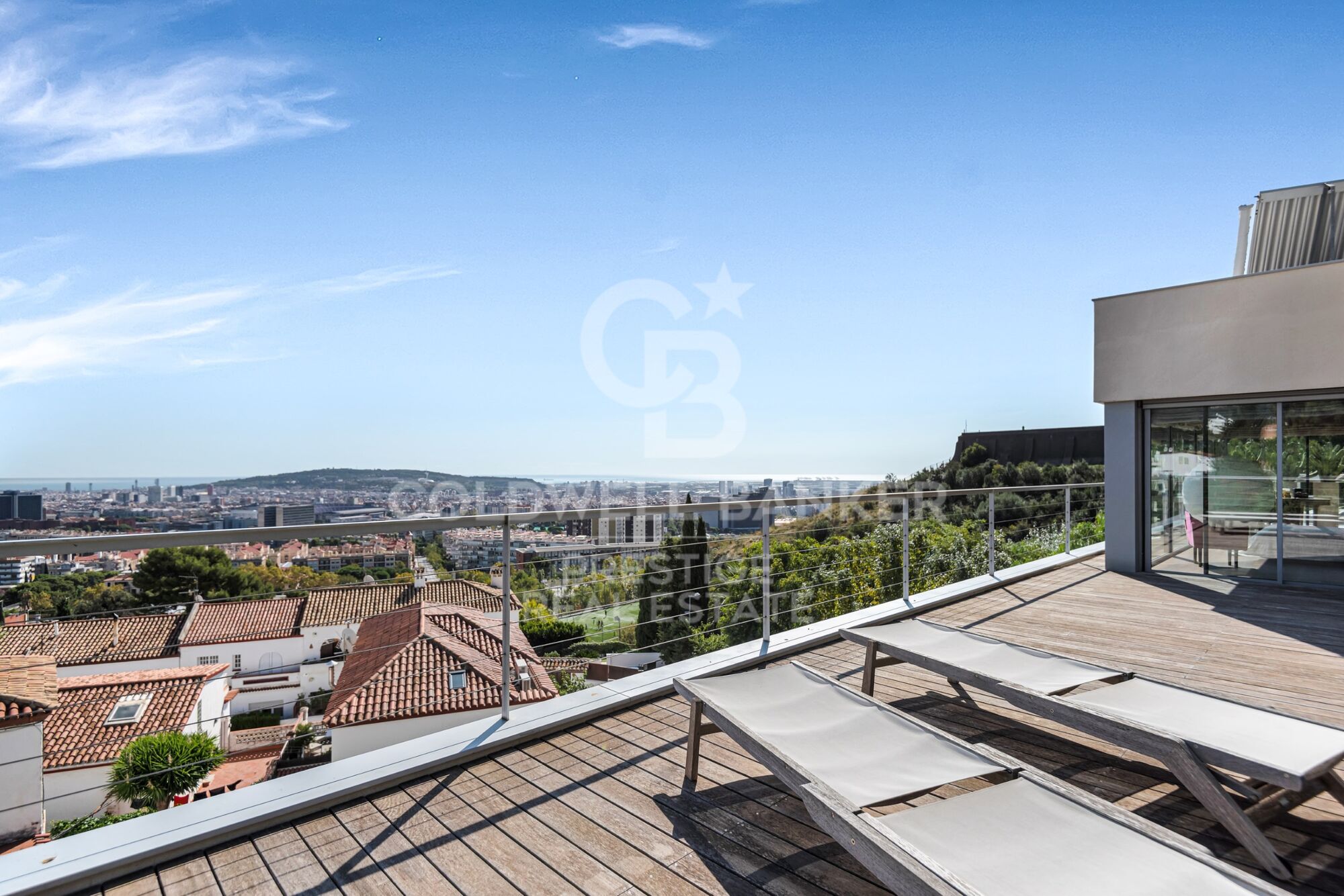 Luxury home for sale with fantastic views over the city