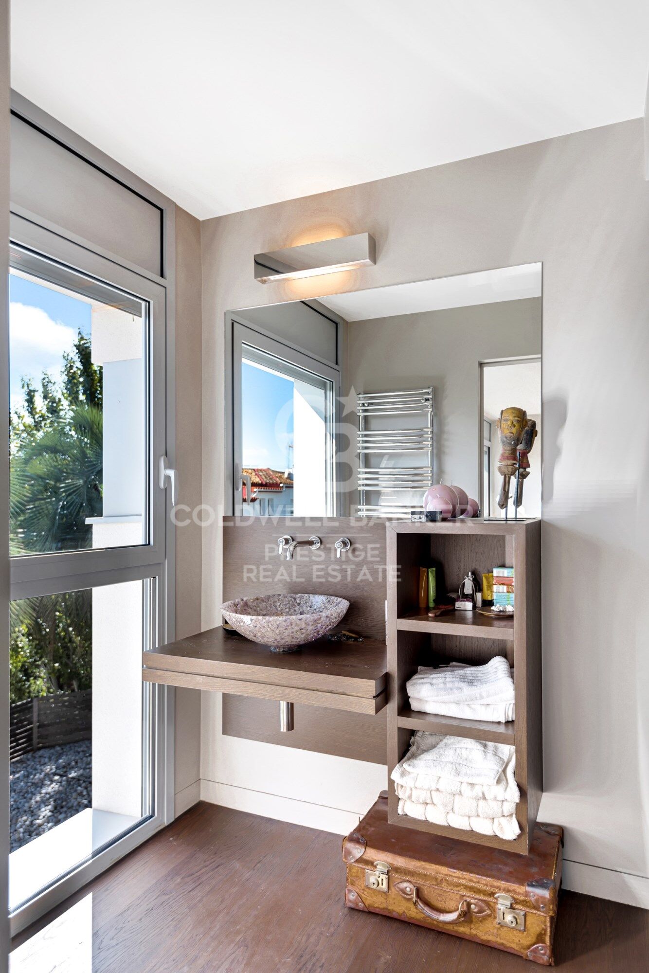 Luxury home for sale with fantastic views over the city