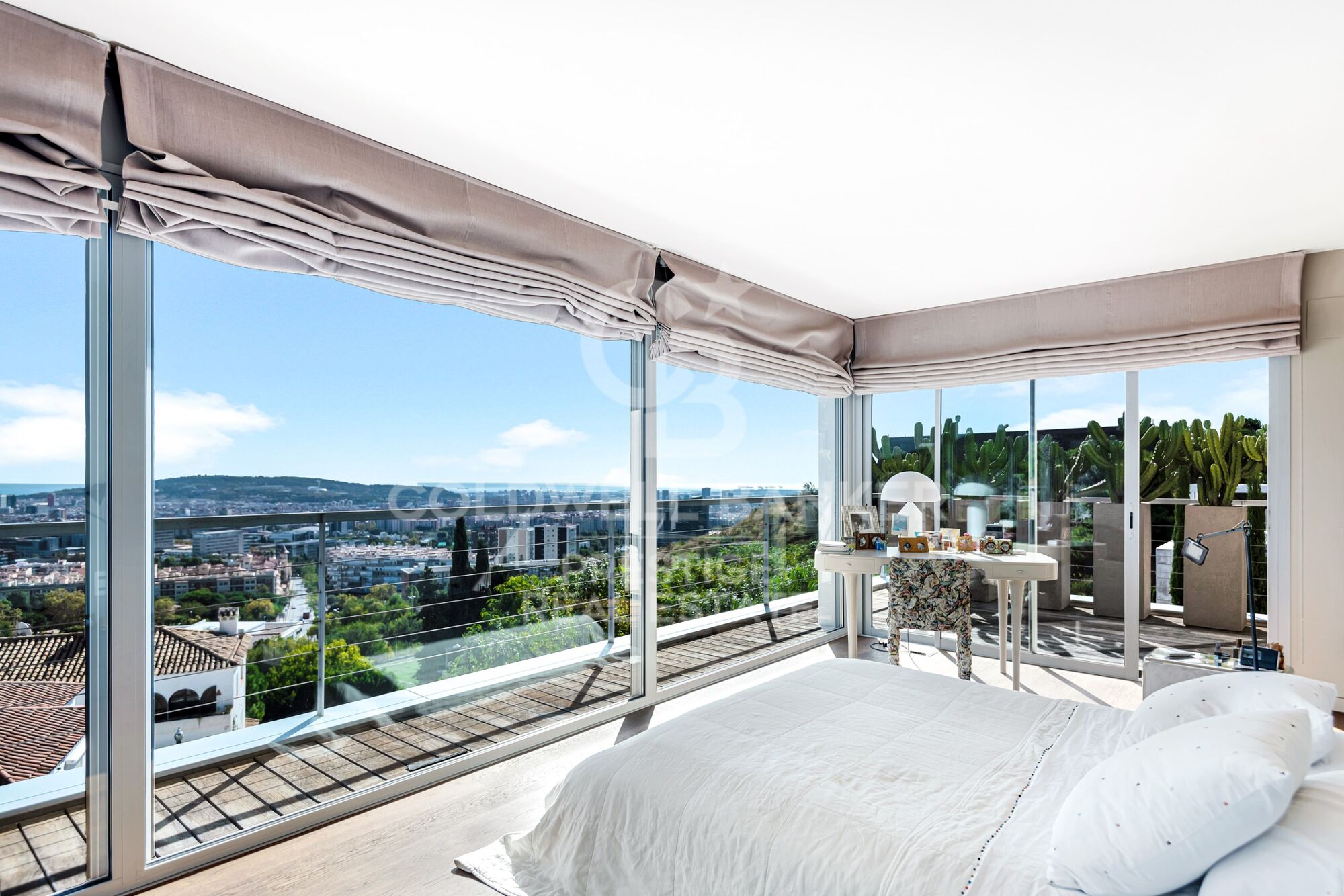Luxury home for sale with fantastic views over the city