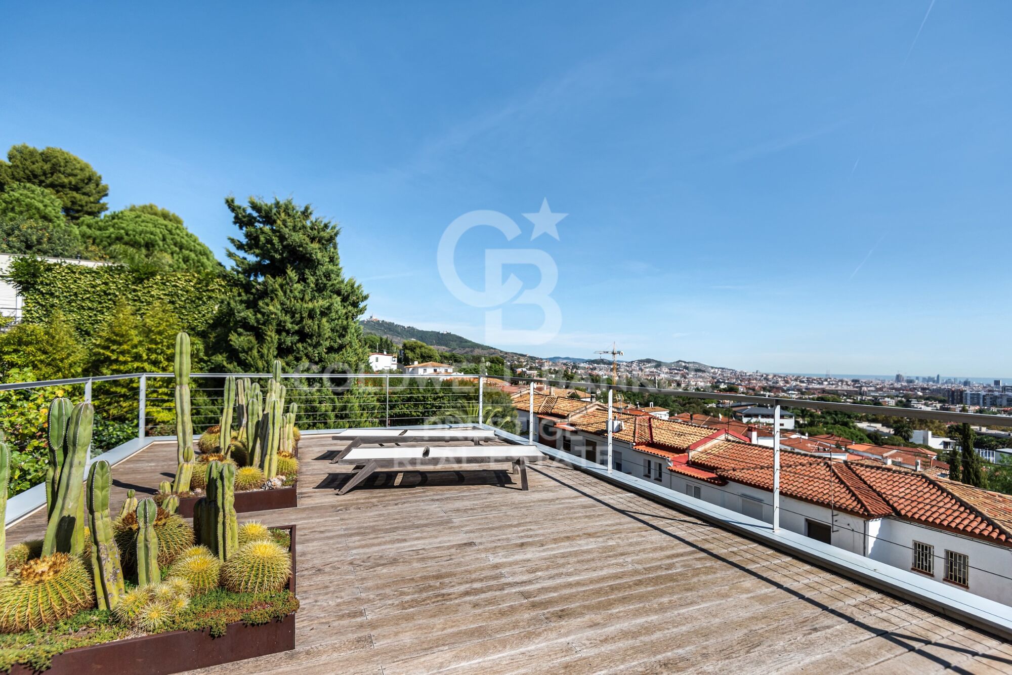 Luxury home for sale with fantastic views over the city