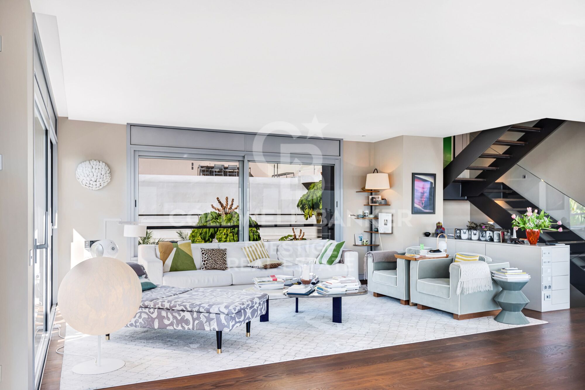 Luxury home for sale with fantastic views over the city