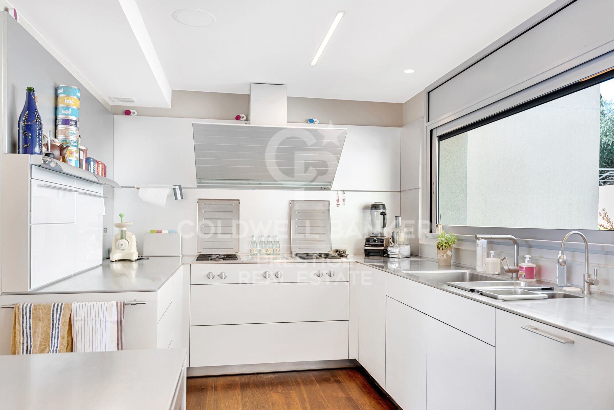 Luxury home for sale with fantastic views over the city