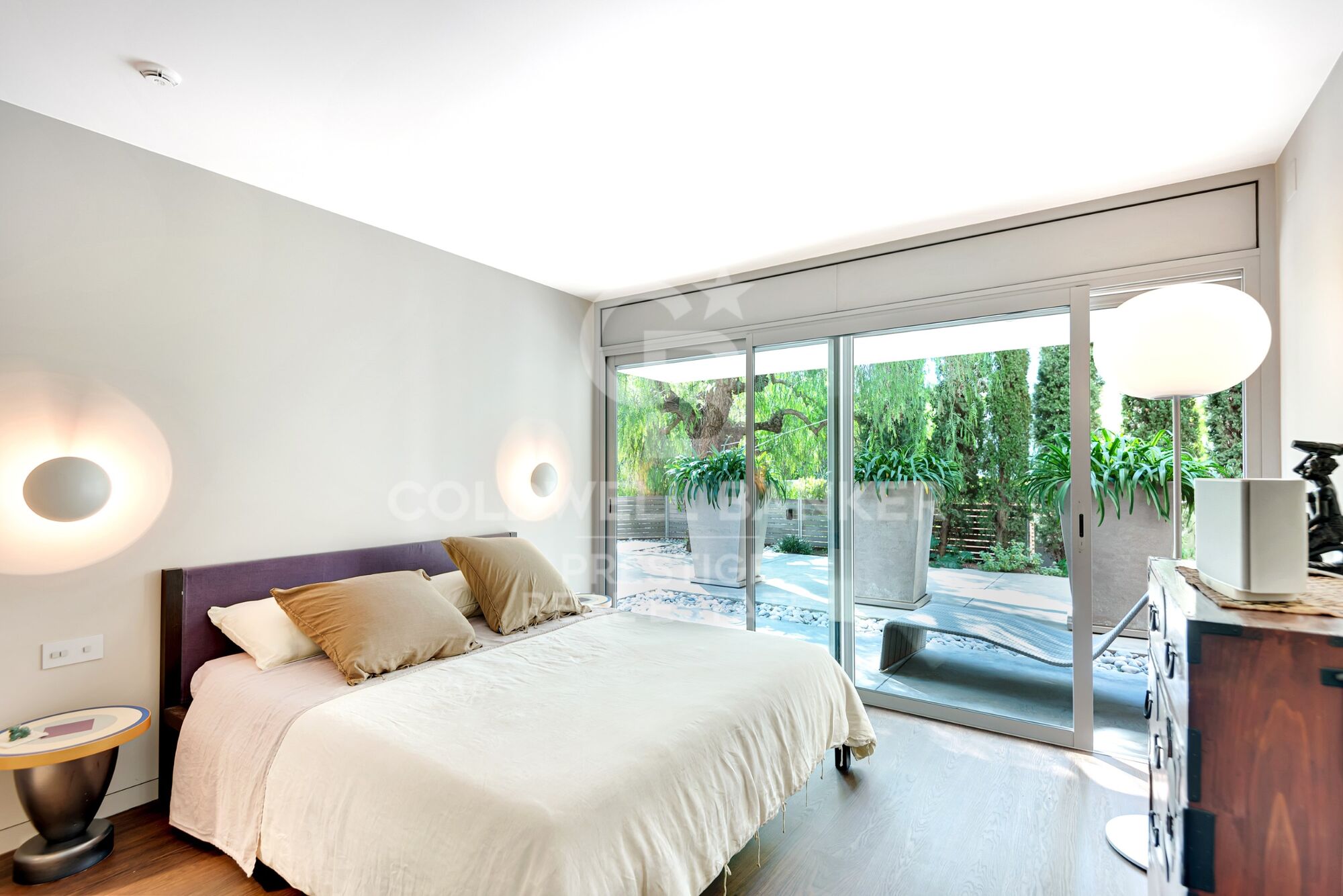 Luxury home for sale with fantastic views over the city