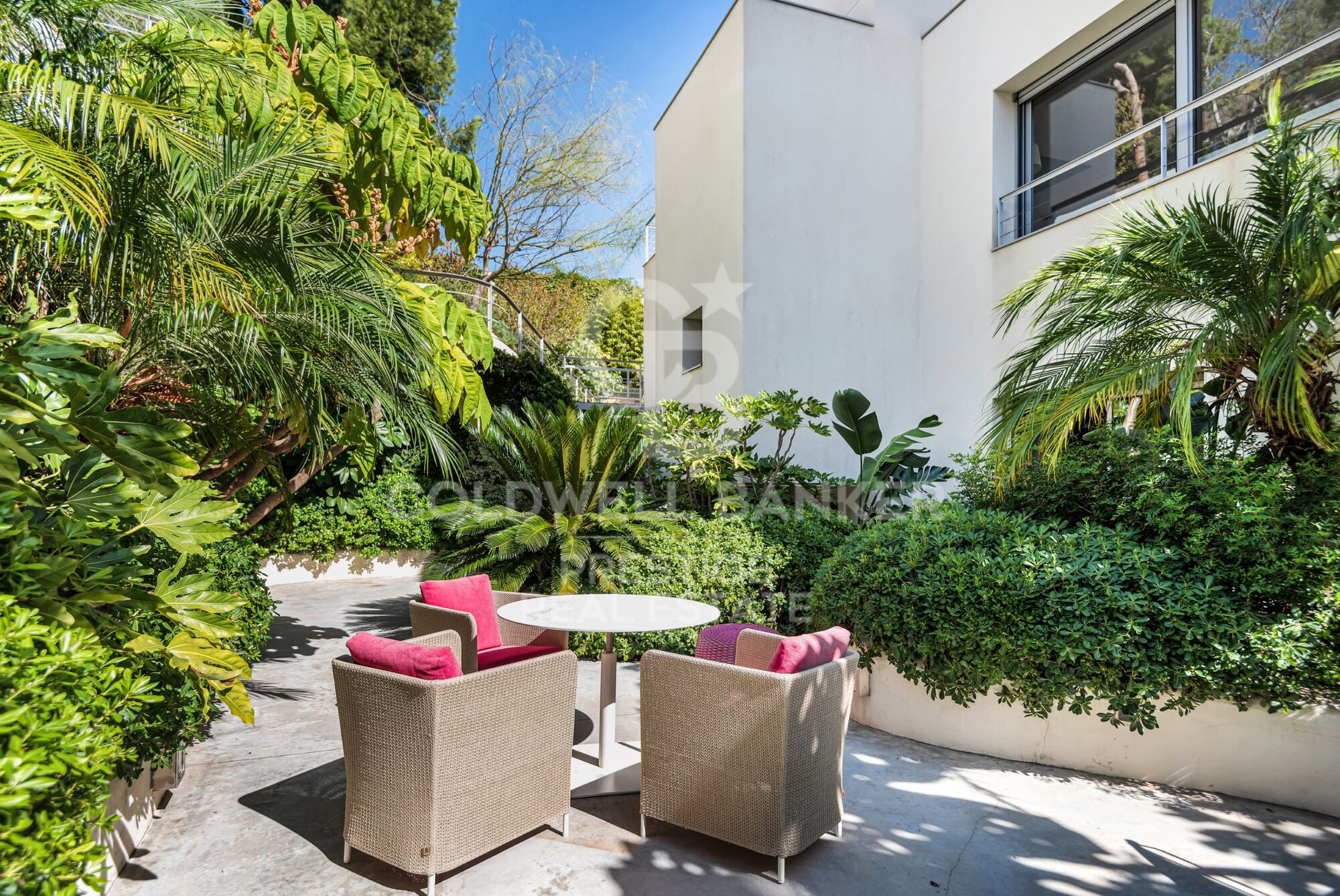 Luxury home for sale with fantastic views over the city