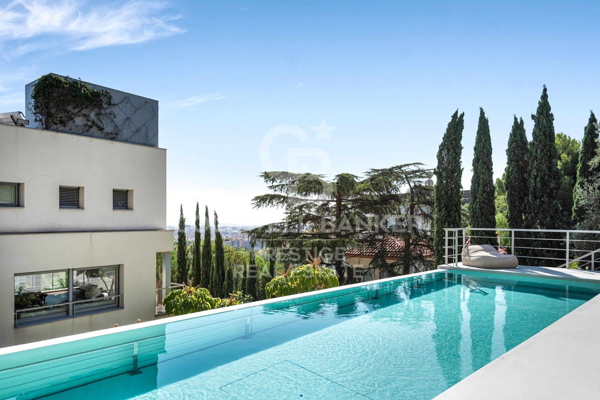 Luxury home for sale with fantastic views over the city