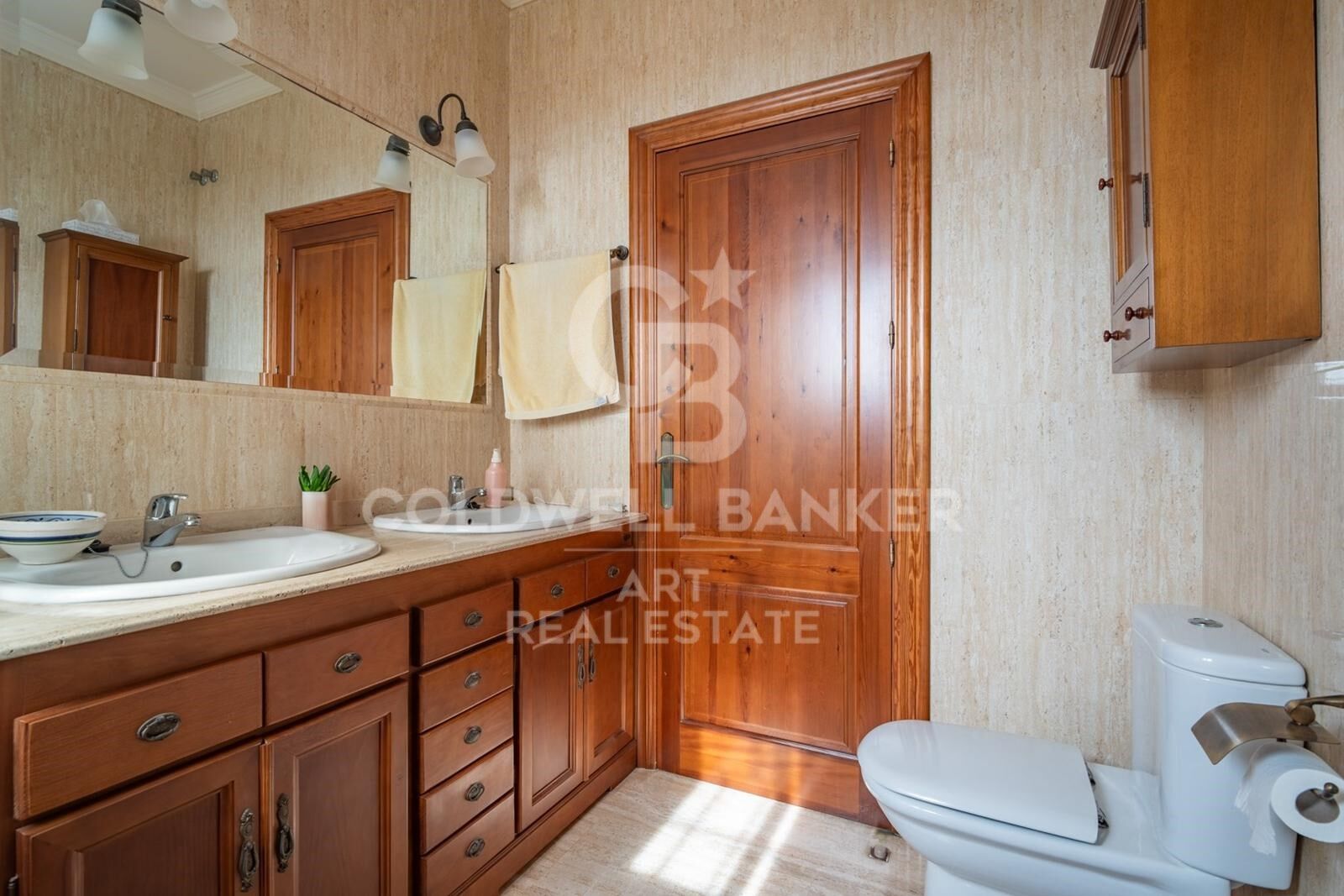 Exclusiva villa en Pinares de San Antón con espectaculares vistas panorámicas al mar.