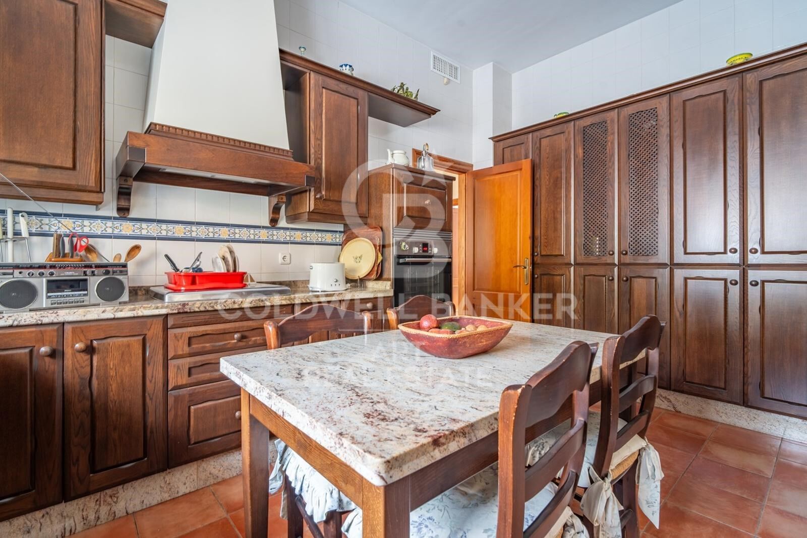 Exclusiva villa en Pinares de San Antón con espectaculares vistas panorámicas al mar.