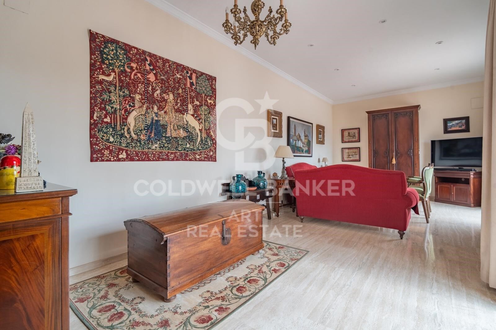 Exclusiva villa en Pinares de San Antón con espectaculares vistas panorámicas al mar.