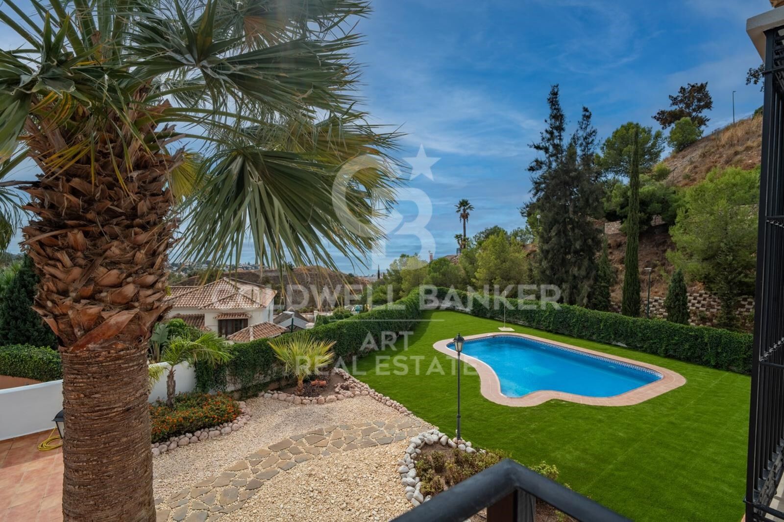Exklusive Villa in Pinares de San Antón mit spektakulärem Panoramablick auf das Meer.