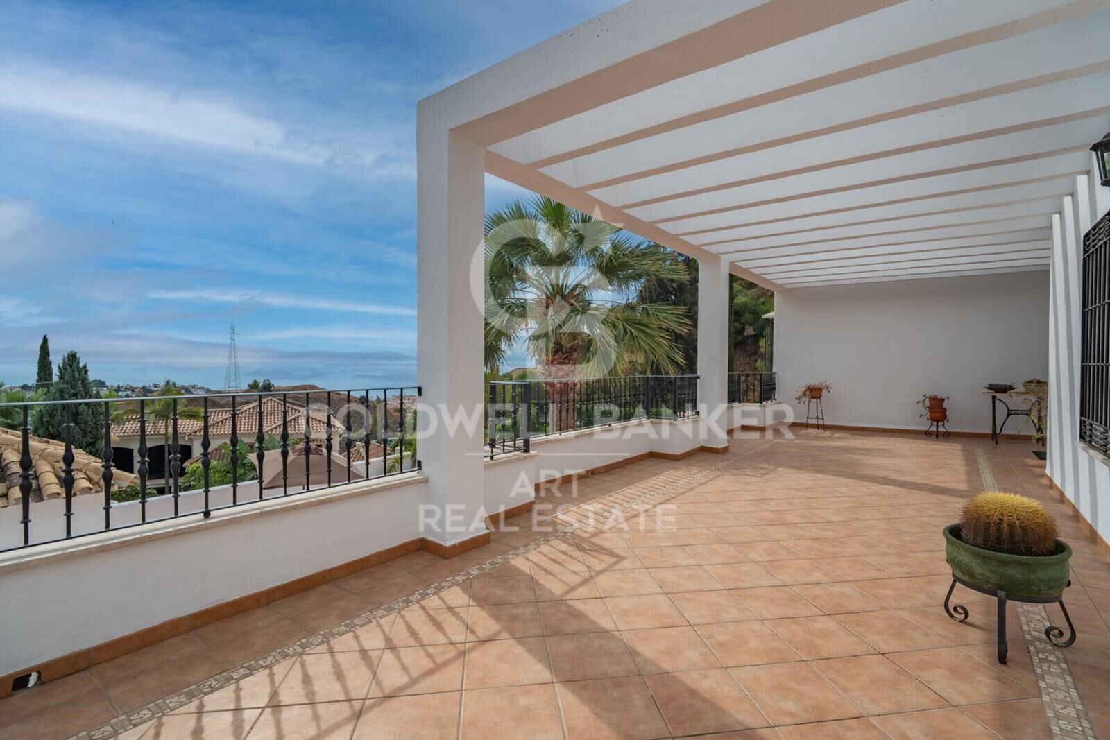 Exclusiva villa en Pinares de San Antón con espectaculares vistas panorámicas al mar.