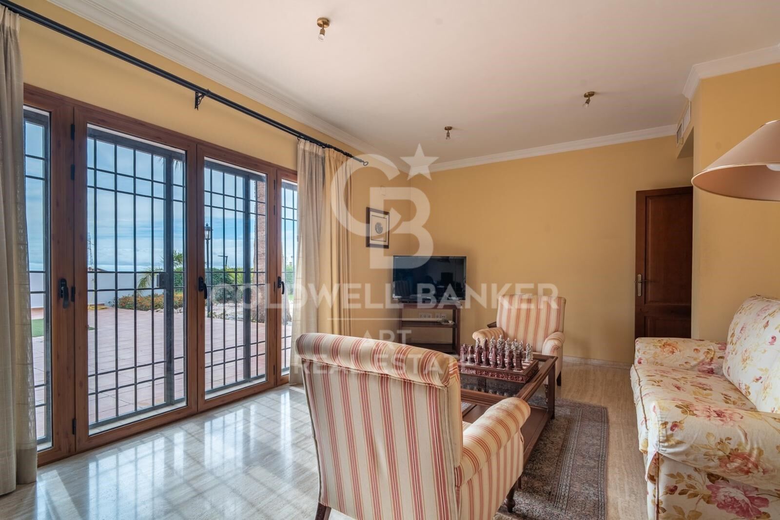 Exclusiva villa en Pinares de San Antón con espectaculares vistas panorámicas al mar.