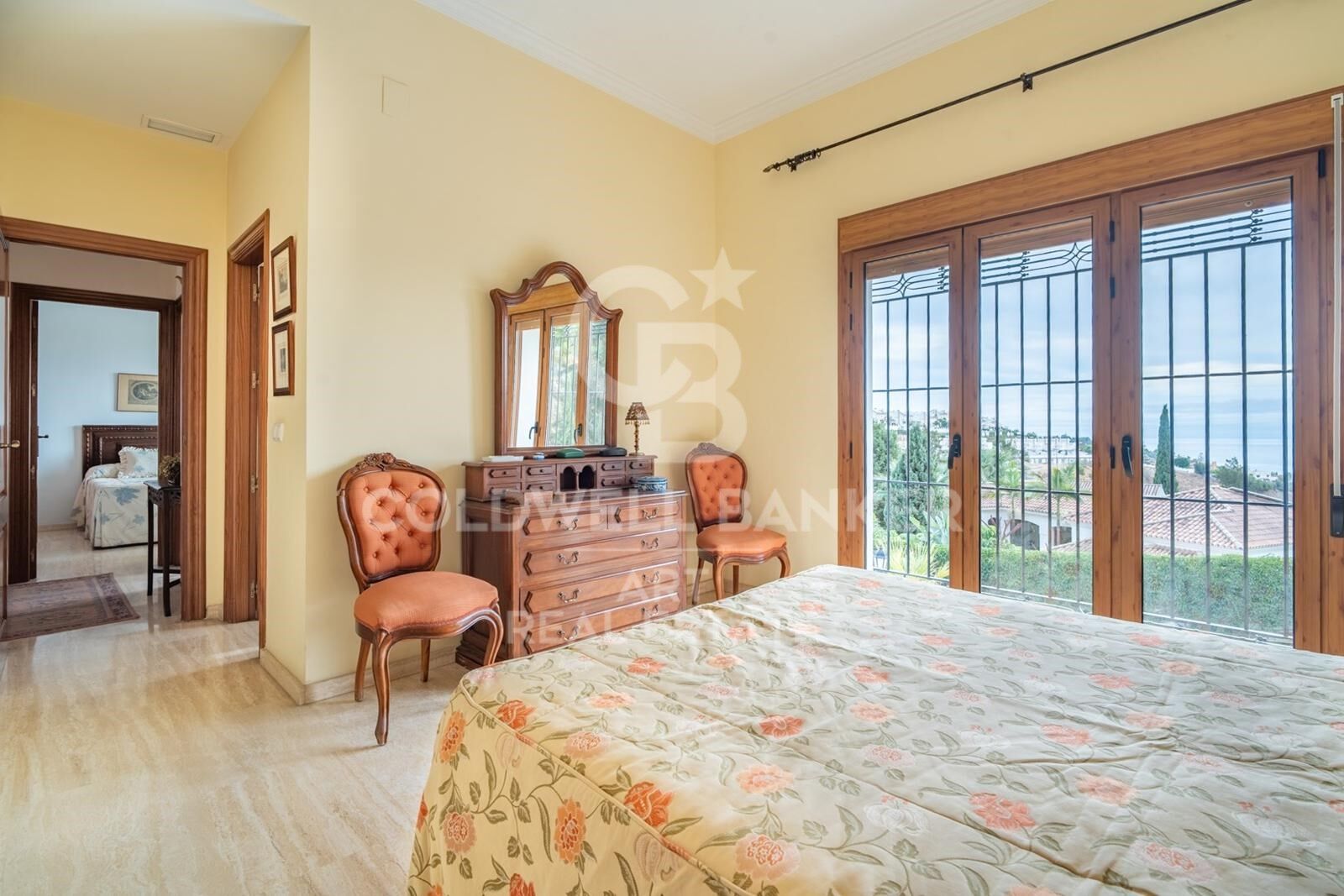 Exclusiva villa en Pinares de San Antón con espectaculares vistas panorámicas al mar.
