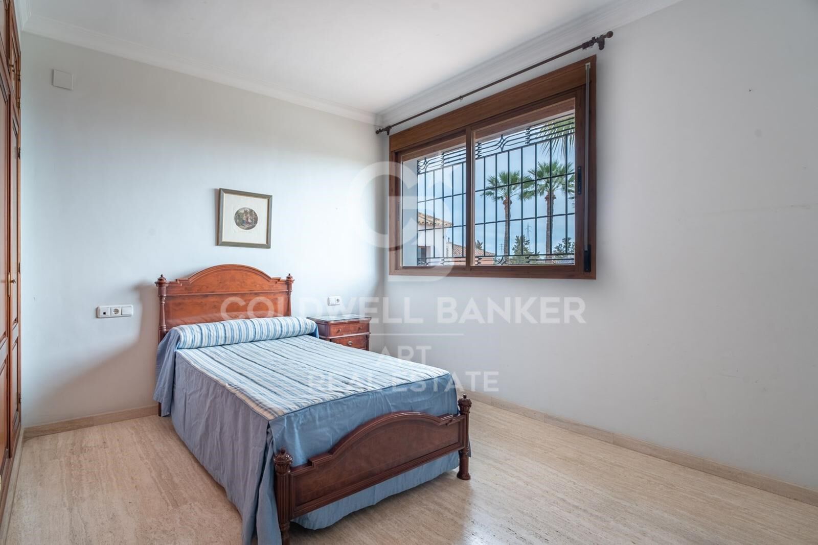 Exclusiva villa en Pinares de San Antón con espectaculares vistas panorámicas al mar.