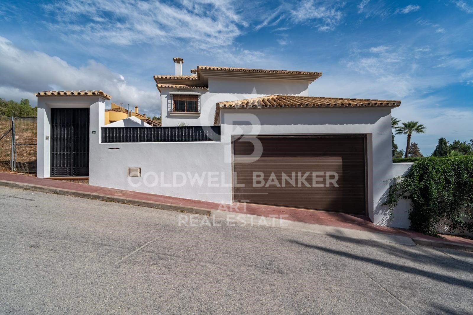 Exclusiva villa en Pinares de San Antón con espectaculares vistas panorámicas al mar.