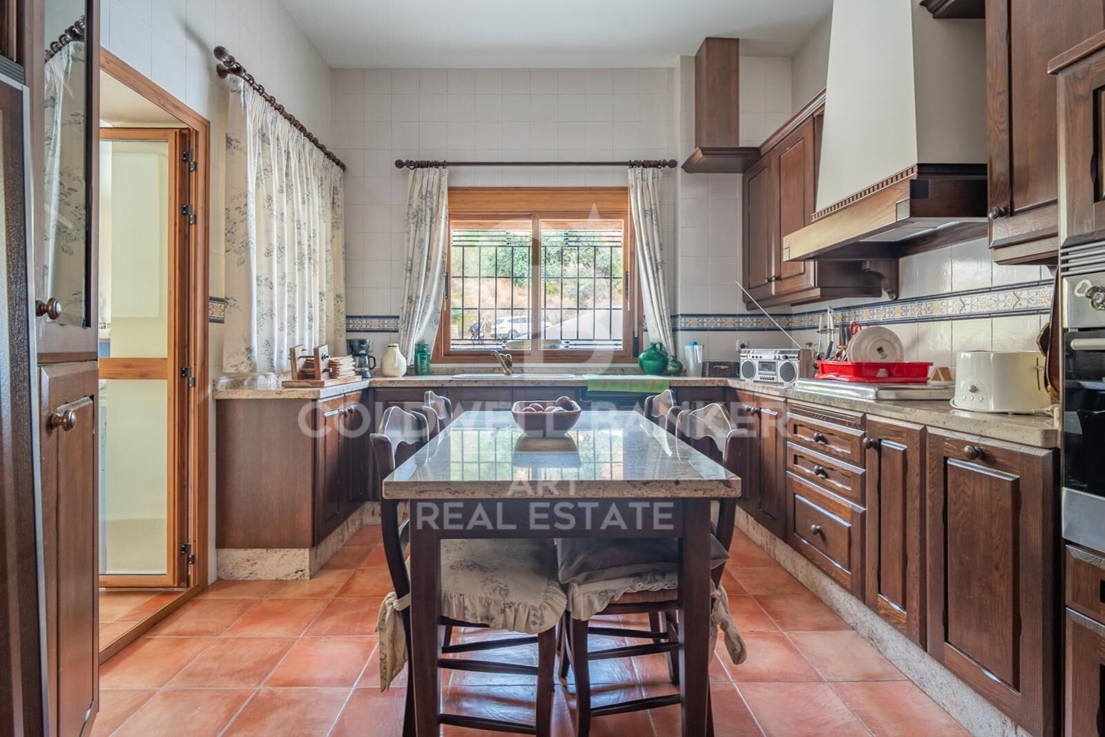 Exclusiva villa en Pinares de San Antón con espectaculares vistas panorámicas al mar.