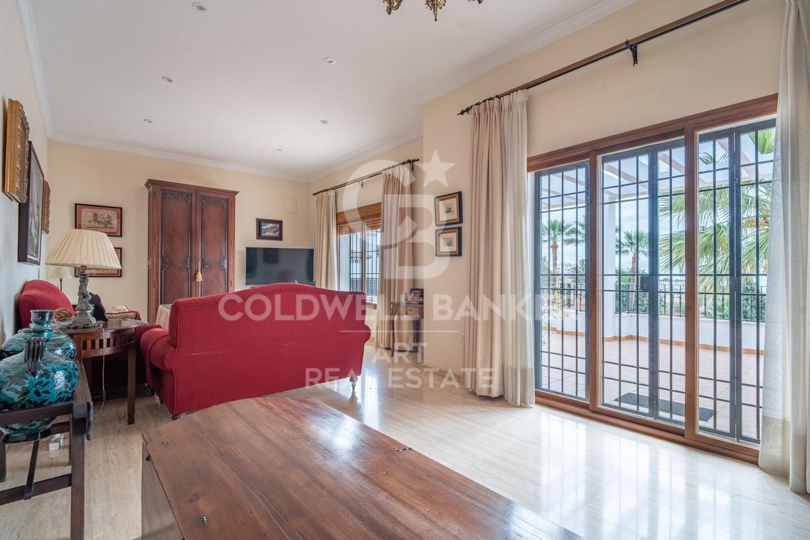 Exclusiva villa en Pinares de San Antón con espectaculares vistas panorámicas al mar.