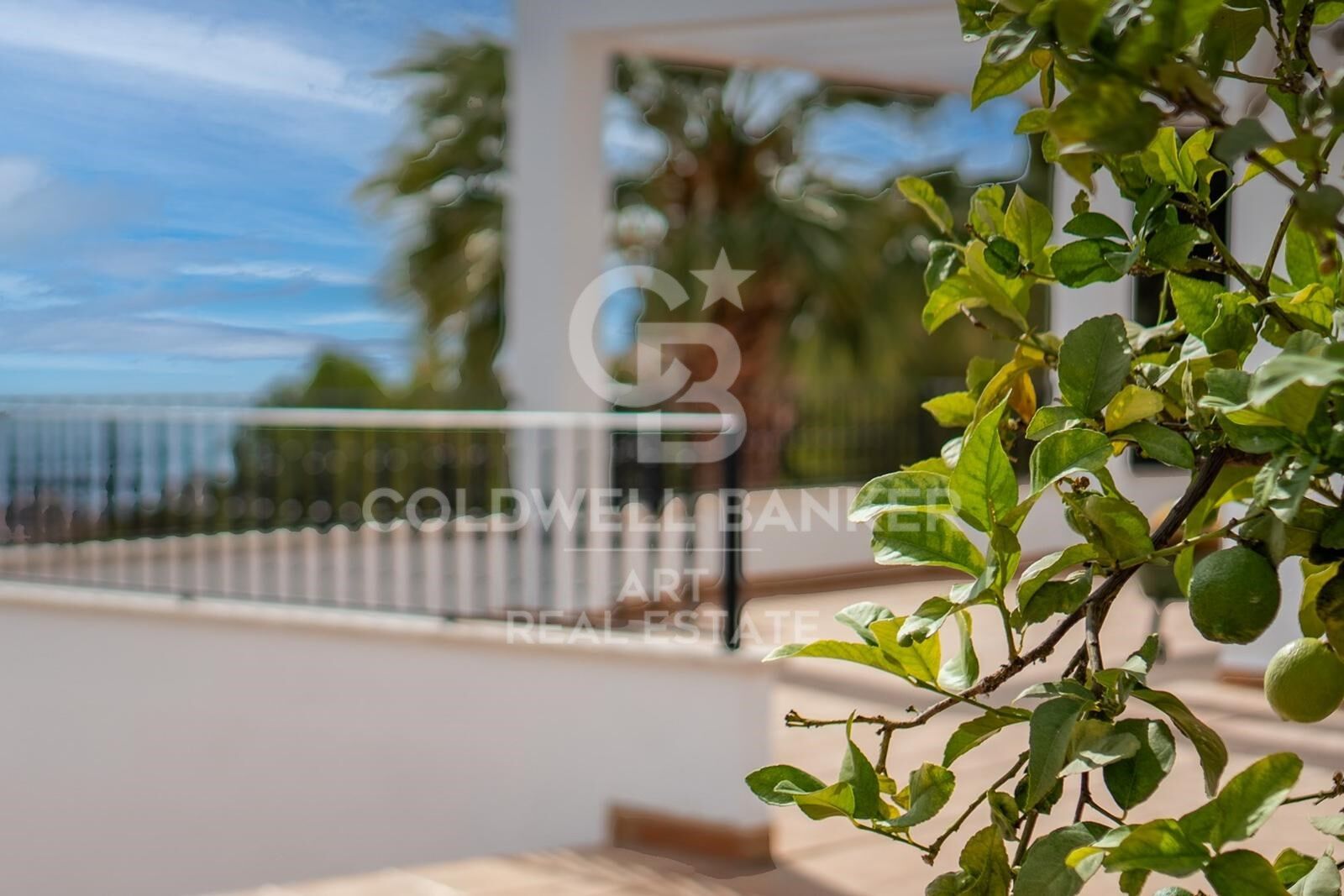 Exclusiva villa en Pinares de San Antón con espectaculares vistas panorámicas al mar.