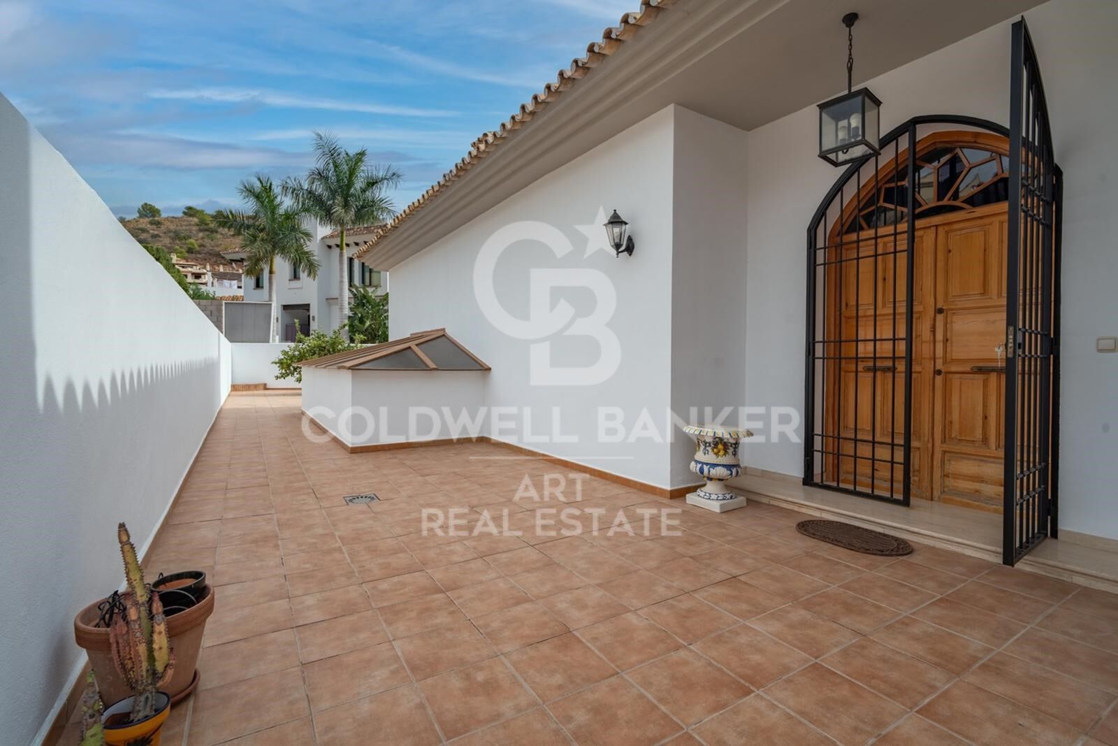 Exclusiva villa en Pinares de San Antón con espectaculares vistas panorámicas al mar.